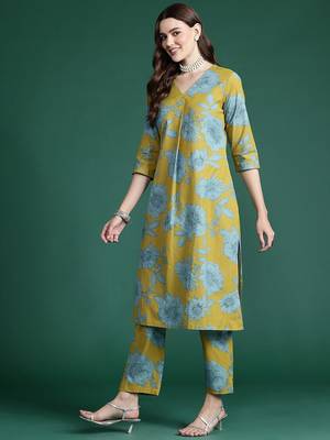 Floral Printed Pleated Kurta with Trousers 5