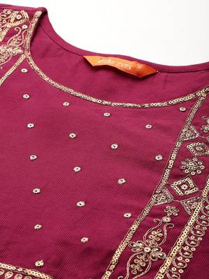 Women Embroidered Straight Kurta Set 3