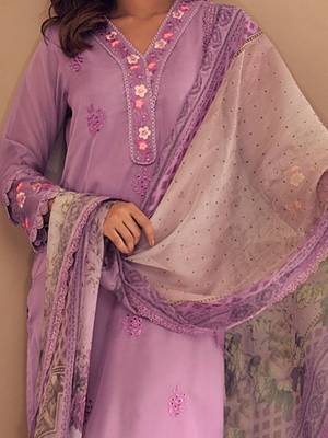 Women Floral Embroidered Regular Thread Work Kurta with Trousers & With Dupatta 2