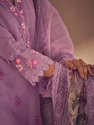 Women Floral Embroidered Regular Thread Work Kurta with Trousers & With Dupatta 3