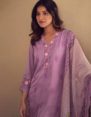 Women Floral Embroidered Regular Thread Work Kurta with Trousers & With Dupatta 6