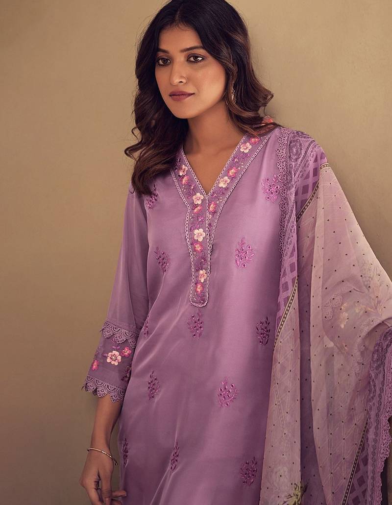 Women Floral Embroidered Regular Thread Work Kurta with Trousers & With Dupatta