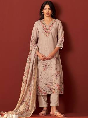 Women Floral Embroidered Linen Kurta with Trousers & Dupatta 5