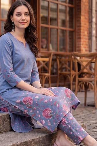 Women Floral Printed Regular Pure Cotton Kurta with Trousers