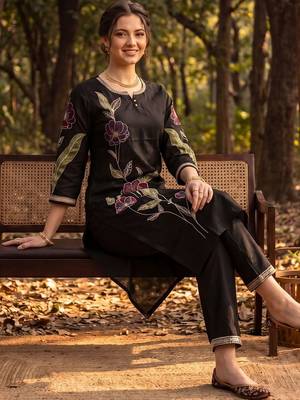 Women Floral Embroidered Regular Thread Work Liva Kurta with Trousers 1