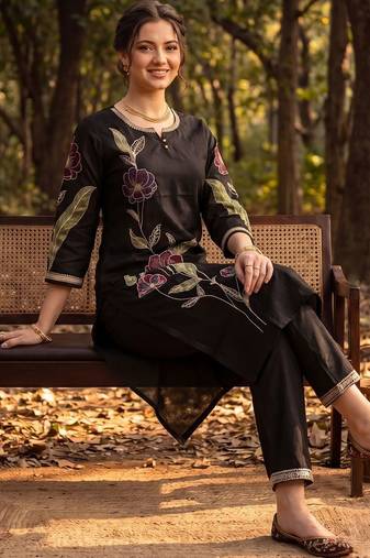 Women Floral Embroidered Regular Thread Work Liva Kurta with Trousers