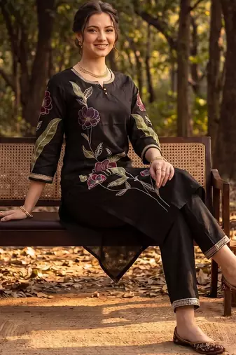 Women Floral Embroidered Regular Thread Work Liva Kurta with Trousers
