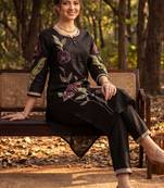 Women Floral Embroidered Regular Thread Work Liva Kurta with Trousers