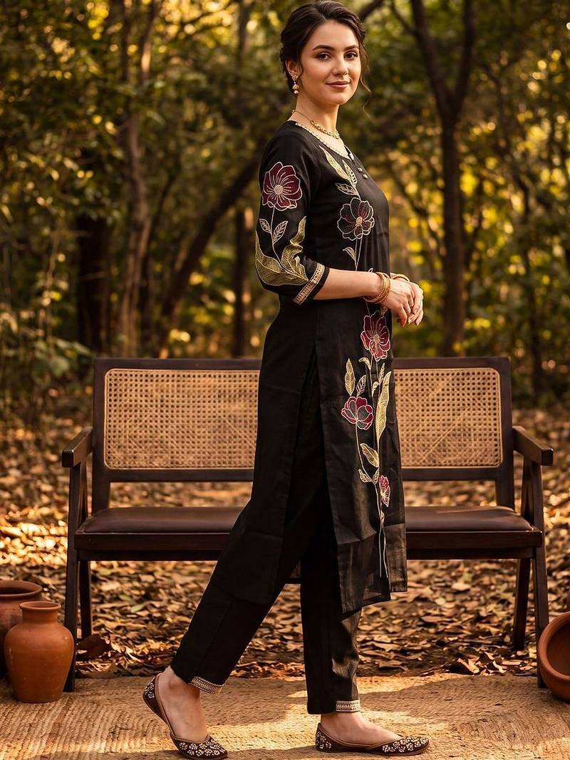 Women Floral Embroidered Regular Thread Work Liva Kurta with Trousers