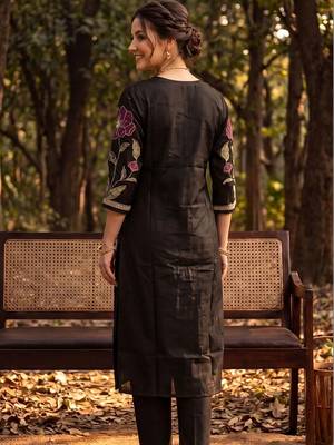 Women Floral Embroidered Regular Thread Work Liva Kurta with Trousers 4