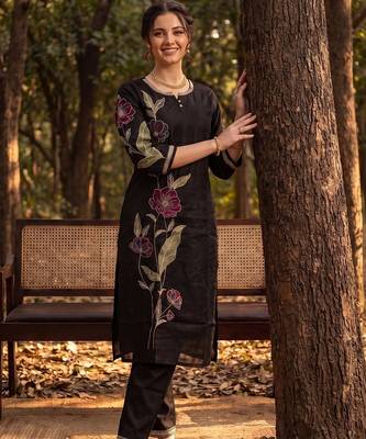 Women Floral Embroidered Regular Thread Work Liva Kurta with Trousers 6