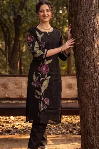 Women Floral Embroidered Regular Thread Work Liva Kurta with Trousers