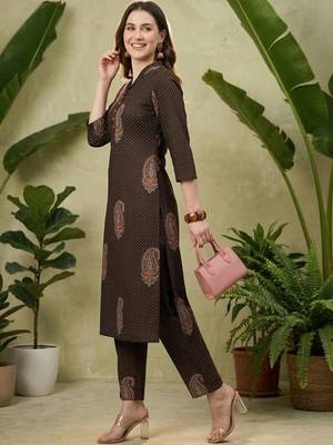 Women Paisley Printed Regular  Cotton Kurta with Trousers 3