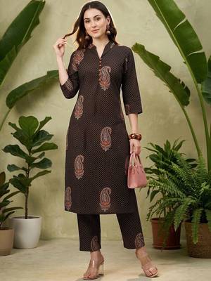 Women Paisley Printed Regular  Cotton Kurta with Trousers 4