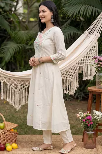 Women Floral Embroidered Regular Thread Work Pure Cotton Kurta with Trousers & With Dupatta