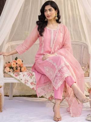 Women Floral Embroidered Regular Thread Work Kurta with Trousers & With Dupatta 1