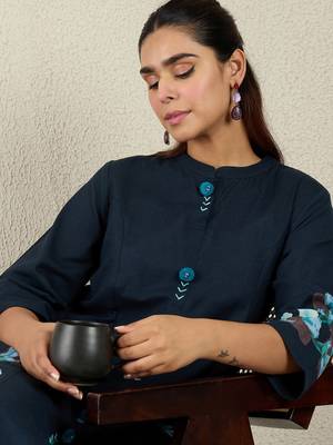 Women Floral Printed Mandarin Collar Pure Cotton Kurta with Trousers 1