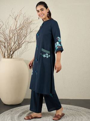Women Floral Printed Mandarin Collar Pure Cotton Kurta with Trousers 3