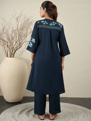Women Floral Printed Mandarin Collar Pure Cotton Kurta with Trousers 4