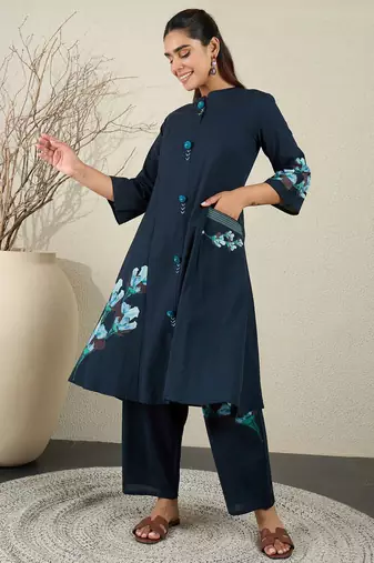 Women Floral Printed Mandarin Collar Pure Cotton Kurta with Trousers
