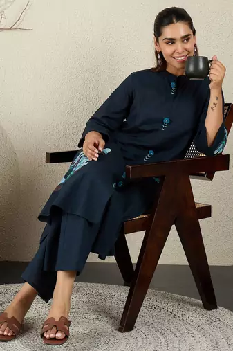 Women Floral Printed Mandarin Collar Pure Cotton Kurta with Trousers