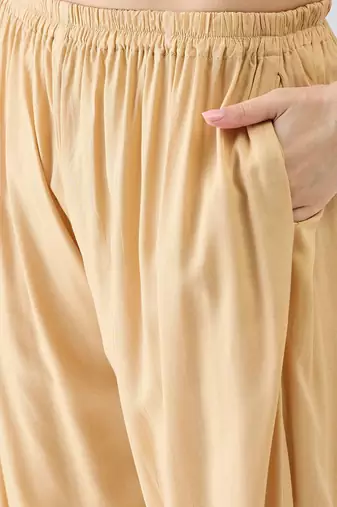 Women Printed Regular Kurta with Trousers