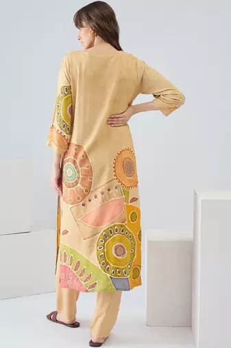 Women Printed Regular Kurta with Trousers