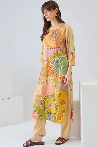 Women Printed Regular Kurta with Trousers