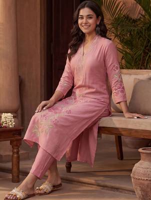 Women Floral Embroidered Regular Thread Work Kurta with Trousers 1