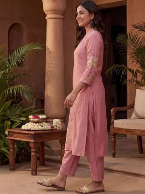 Women Floral Embroidered Regular Thread Work Kurta with Trousers 4