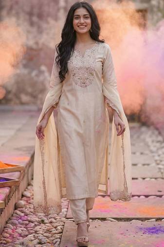 Women Floral Embroidered Regular Thread Work Liva Kurta with Trousers & With Dupatta