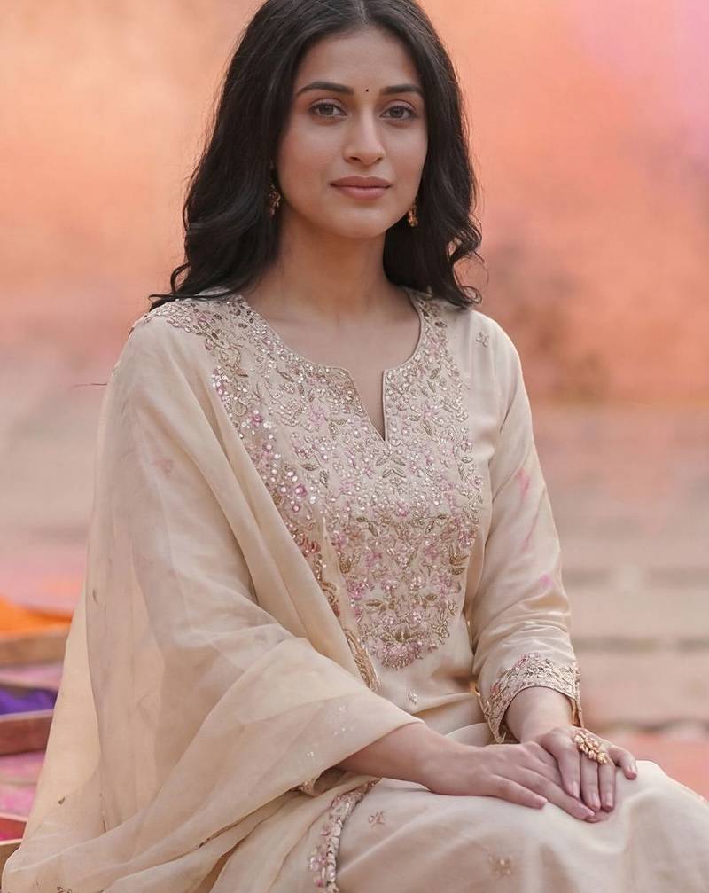 Women Floral Embroidered Regular Thread Work Liva Kurta with Trousers & With Dupatta