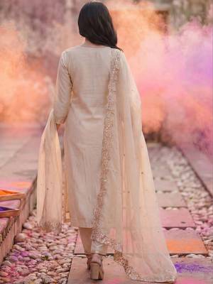 Women Floral Embroidered Regular Thread Work Liva Kurta with Trousers & With Dupatta 3