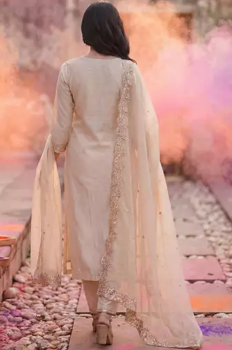 Women Floral Embroidered Regular Thread Work Liva Kurta with Trousers & With Dupatta