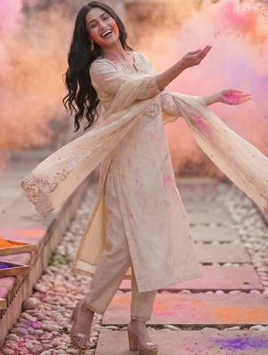 Women Floral Embroidered Regular Thread Work Liva Kurta with Trousers & With Dupatta 4