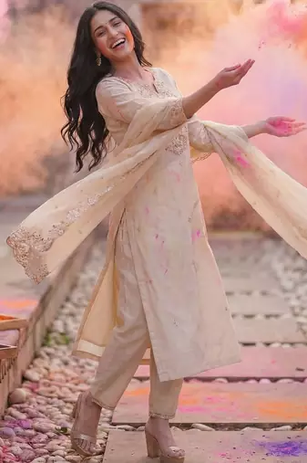Women Floral Embroidered Regular Thread Work Liva Kurta with Trousers & With Dupatta