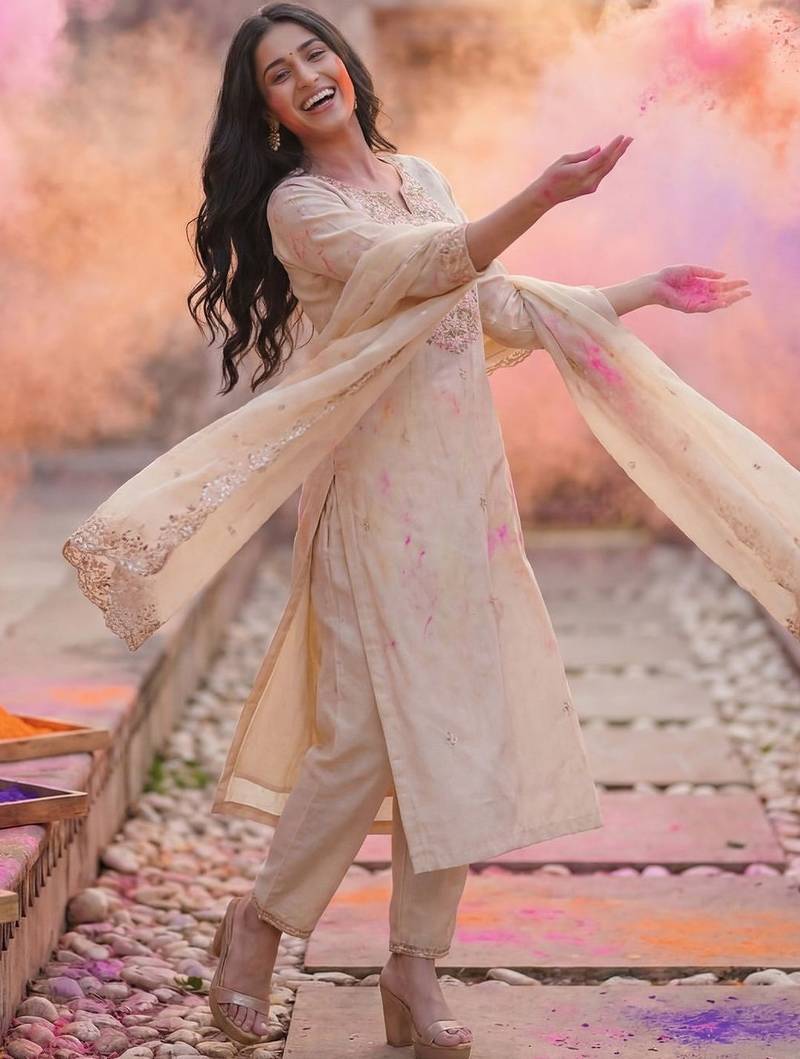 Women Floral Embroidered Regular Thread Work Liva Kurta with Trousers & With Dupatta