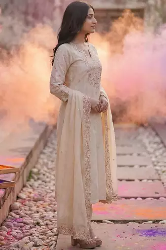 Women Floral Embroidered Regular Thread Work Liva Kurta with Trousers & With Dupatta