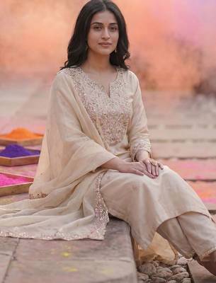 Women Floral Embroidered Regular Thread Work Liva Kurta with Trousers & With Dupatta 6