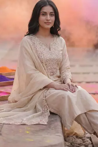 Women Floral Embroidered Regular Thread Work Liva Kurta with Trousers & With Dupatta