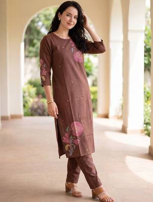 Women Floral Embroidered Regular Thread Work Kurta with Trousers 1