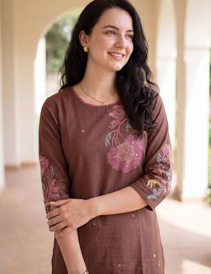 Women Floral Embroidered Regular Thread Work Kurta with Trousers 2
