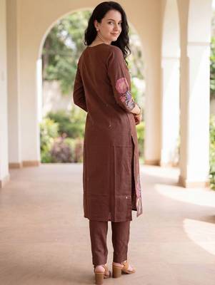 Women Floral Embroidered Regular Thread Work Kurta with Trousers 4