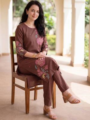 Women Floral Embroidered Regular Thread Work Kurta with Trousers 5