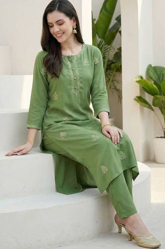 Women Floral Embroidered Regular Thread Work Kurta with Trousers