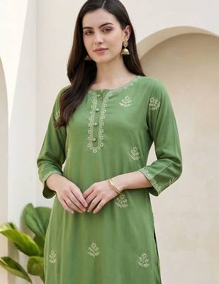 Women Floral Embroidered Regular Thread Work Kurta with Trousers 2