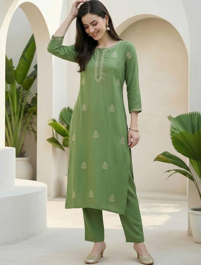 Women Floral Embroidered Regular Thread Work Kurta with Trousers