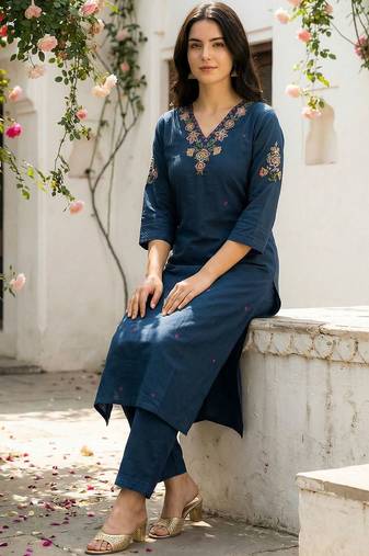 Women Floral Embroidered Regular Thread Work Pure Cotton Kurta with Trousers