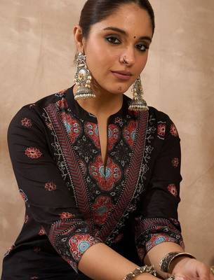Women Ethnic Motifs Printed Regular Beads and Stones Pure Cotton Kurta with Trousers 1