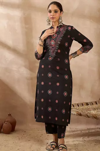 Women Ethnic Motifs Printed Regular Beads and Stones Pure Cotton Kurta with Trousers